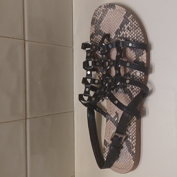Vince Camuto Black & Silver Ring  Stappy  Flat Sandals Sz 8M =38.5 - Picture 7 of 10